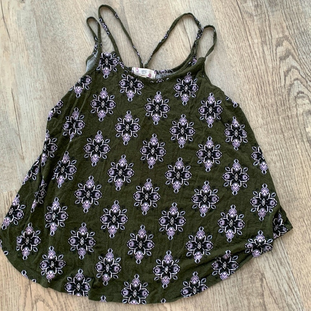 Women’s shirt size S sleeveless